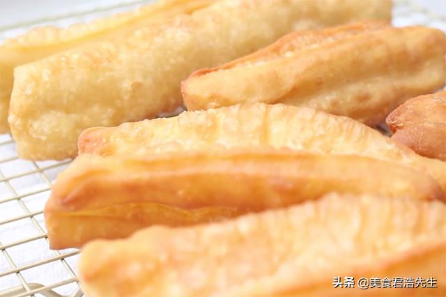 炸油条怎么做酥脆不用泡打粉,家中最简单炸油条方法不用泡打粉