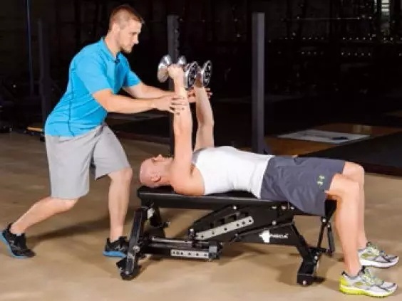 练胸的4个黄金动作健身房,女人在家练胸最有效的动作