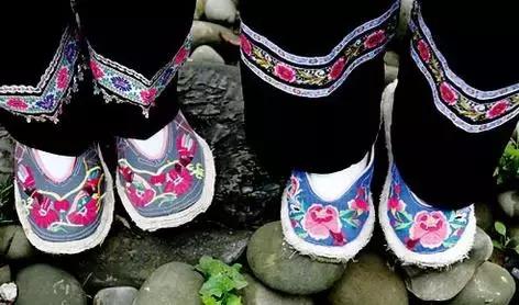 多年失传的绣花鞋,99两双传统工艺绣花鞋