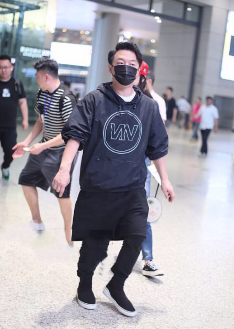 黄渤穿西装帅气逼人,黄渤帅气走路