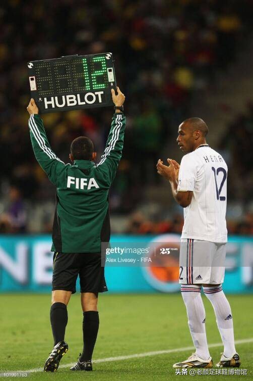 枪王加盟巴萨如愿获得欧冠，生涯唯一污点用手将法国队拍进世界杯