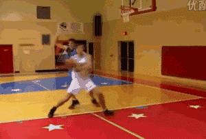 背身停球射门,背身十字进攻