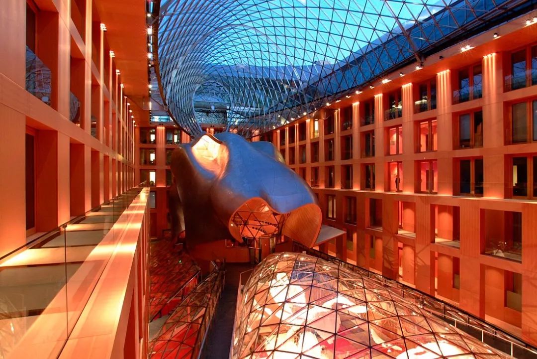 LV韩国开新店上热搜，网友：怎么这么丑？设计师：我乱来的