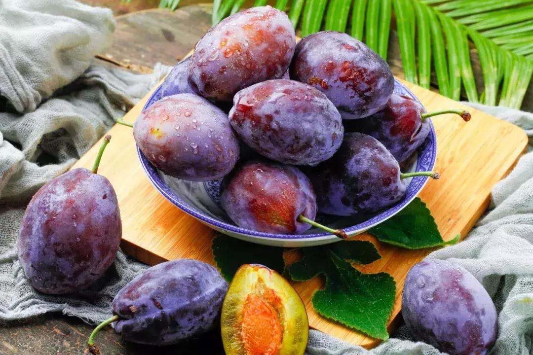 西梅怎样挑选是新鲜的,怎样挑选新鲜西梅吃