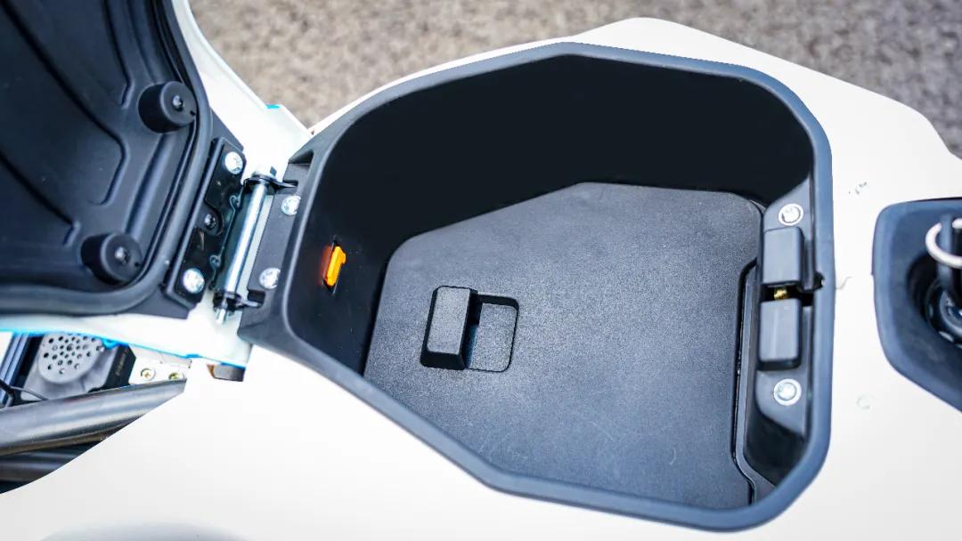 黑科技的电摩MIKUSuper：汽车级锂电双芯双动力指纹解锁