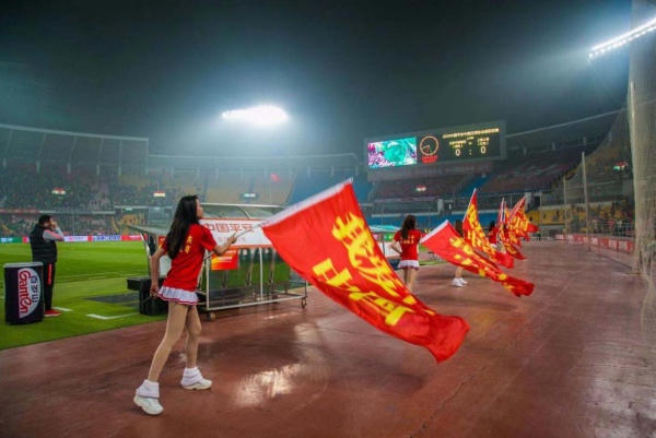 中国球迷赛前唱国歌,足球赛场中国球迷高唱我爱你中国