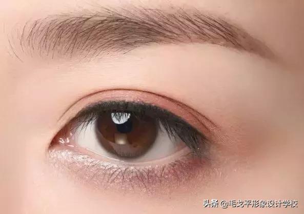 眼线一笔成型教学,眼线一画就成梯形