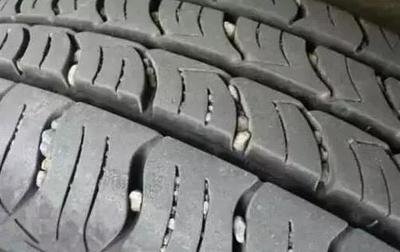 为什么我的车胎老被扎,车胎缺气怎么回事