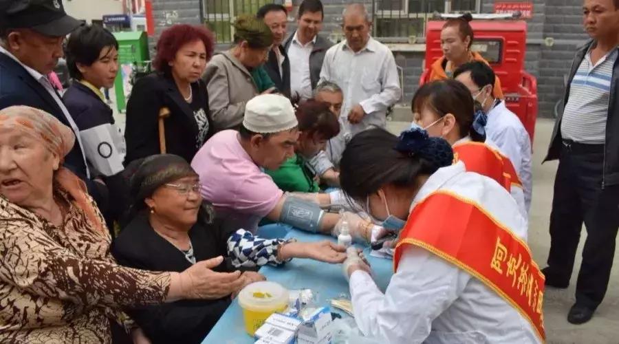 阿克苏五洲男科医院,民族团结一家亲社区慰问活动