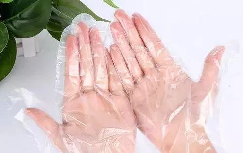 手脚干裂皮肤又厚又痒怎么办,冬天手脚干裂起皮怎么治疗