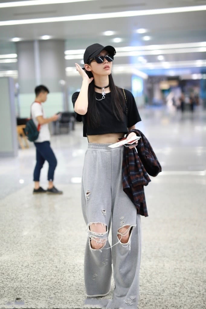 奚梦瑶短裤真短，勒裤裆了还露口袋，这双腿真令人羡慕！