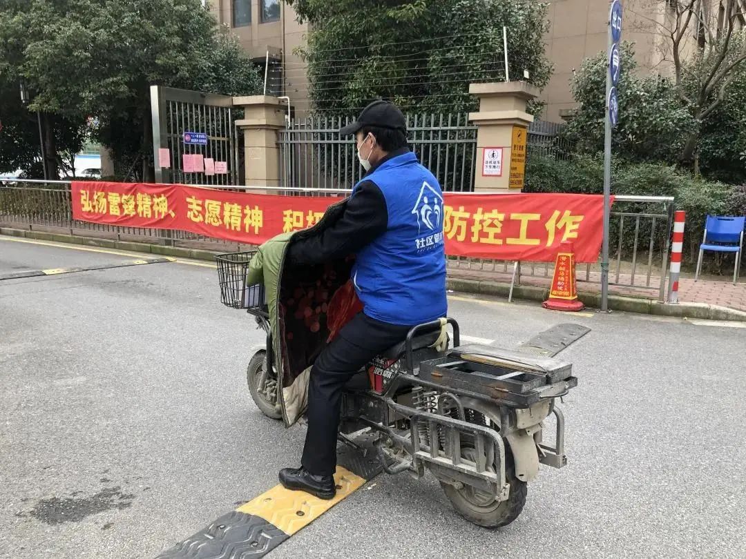 快递员只送到驿站一天送800件,一个快递站只有一个快递员