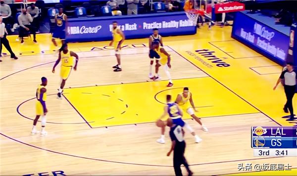 詹姆斯：裤子，你咋罚出个三不沾啊！库兹马：那我也没踢足球啊