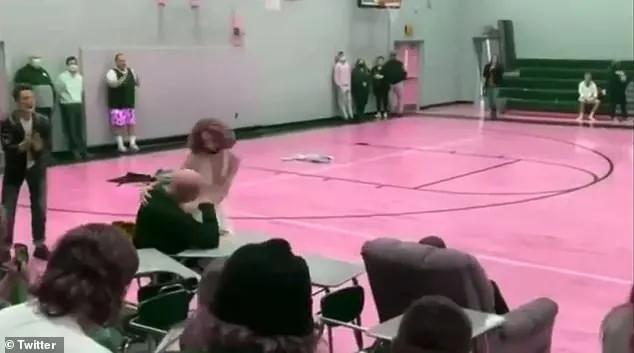 美国学校办另类活动被批,美国学校校长跳舞