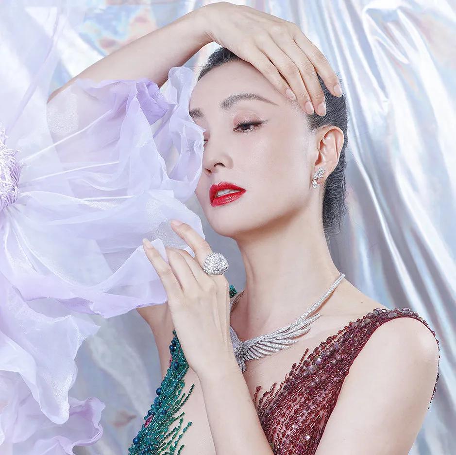 最新明星红毯珠宝,女明星红毯封神造型礼服