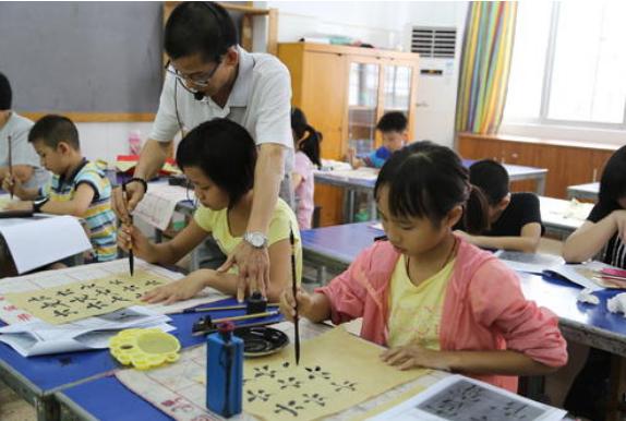 老师罚学生抄一个字100遍,老师罚孩子抄20遍课文