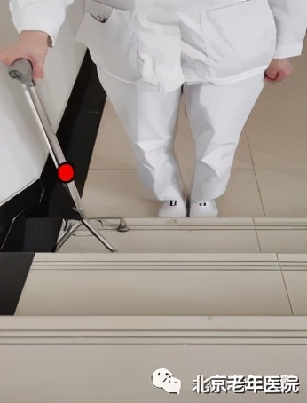 老年人手杖使用操作流程,可以防止老年人跌倒的工具