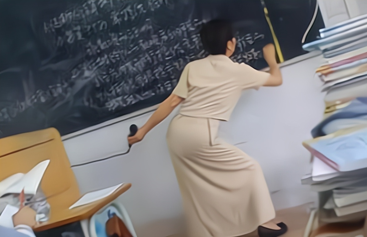 学生*拍偷**老师“囧照”,这些姿势没个几年功力练不出来,逗笑网友