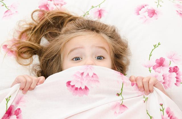 宝宝可以抱着玩具睡觉吗,宝宝睡觉拿玩具要不要制止