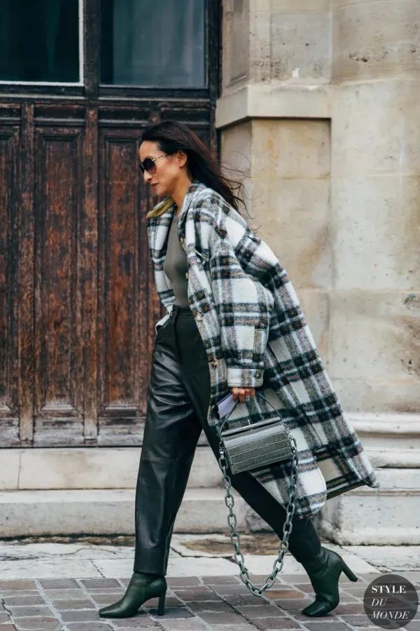 墨绿色格纹大衣怎样搭配好看,短款格纹毛呢大衣的搭配方法