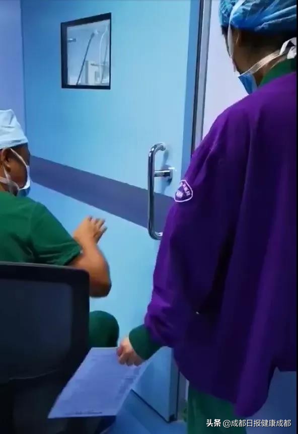 成都“滑轮医哥”短视频走红：都这样了还上班，真帅