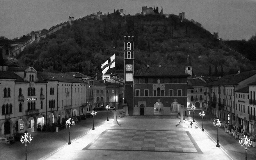 街头监控拍下天使救人,监控拍到国外街头的视频