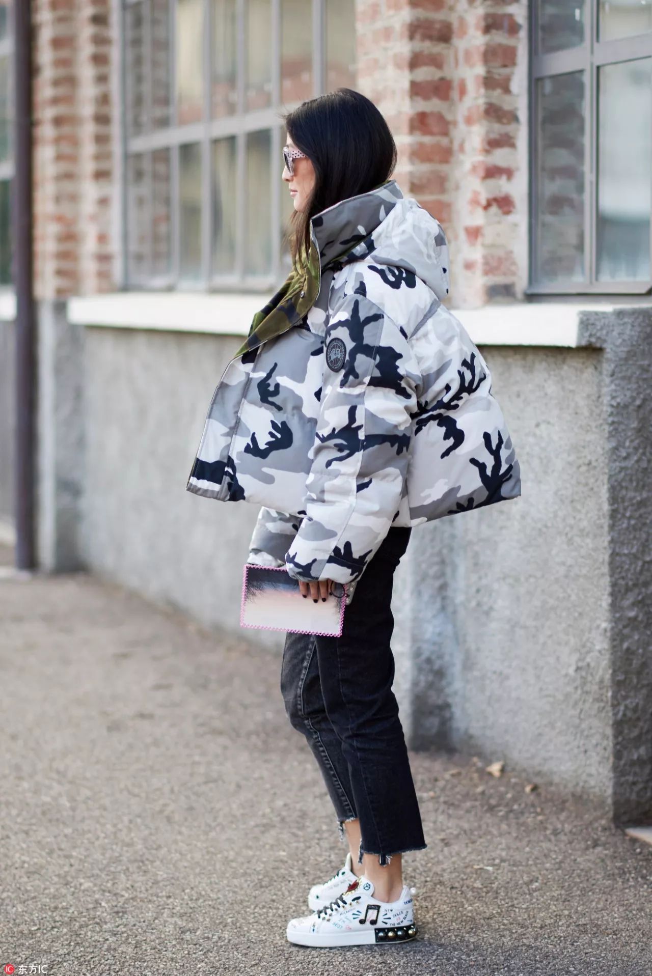 白色长款羽绒服搭白色短靴好看么,今年穿羽绒服就别配短靴了