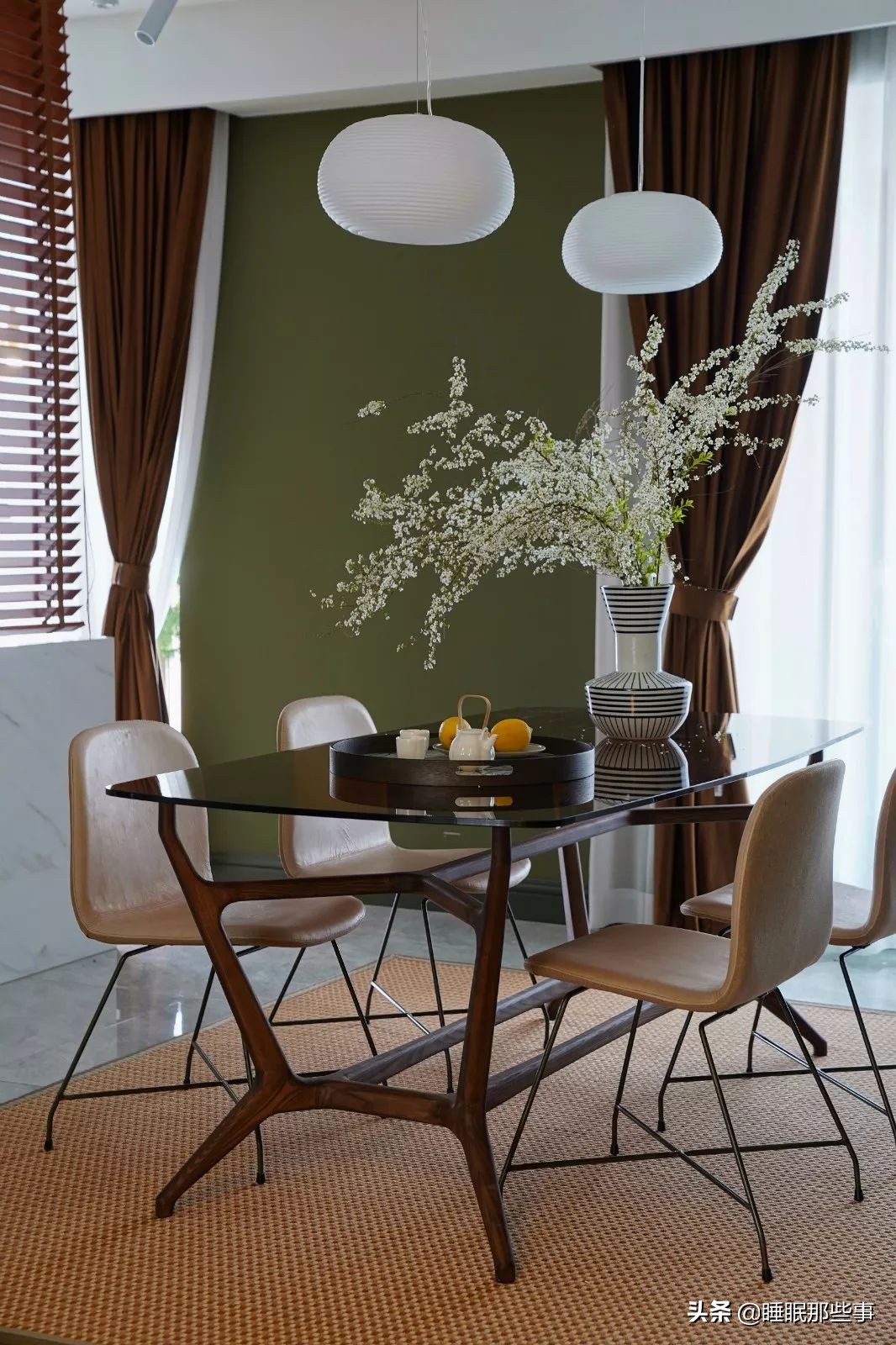 看了一眼她家的绿墙,我觉得我家还可以再抢救一下