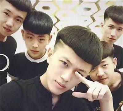 男生刘海两边往外翘怎么办,男生发质硬留什么发型