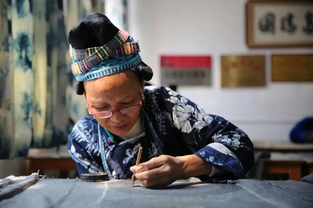 被央视点赞，有点惊艳！这位00后甜心苗妹勇闯上海时装周