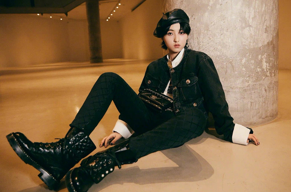 夏日甜酷风万能公式！Lisa张子枫现身示范，普通人也能完美驾驭