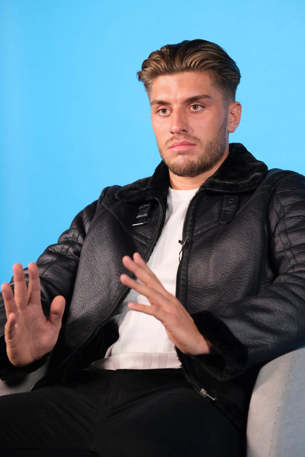 约会时整容线突然崩开，英国网红前男友回踩，给前女友表现打1分