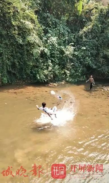 云南小伙在河里苦练足球,农村小伙练篮球