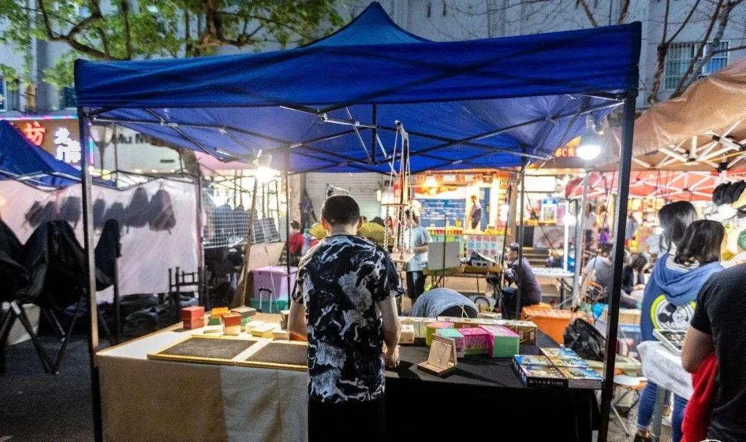 免摊位费免保证金免服务费...瓶窑老街喊你一起“全民练摊”！摆摊摆得好，100万资金和10间商铺，奖给你！