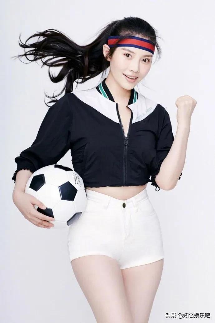 徐冬冬最新写真依旧性感抱足球秀长腿撩人满分