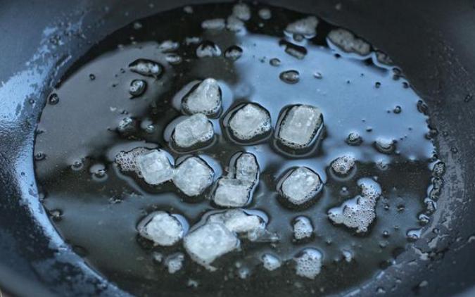 猪蹄炒糖色总容易糊?小火慢炒色泽才红润!入味又有嚼劲