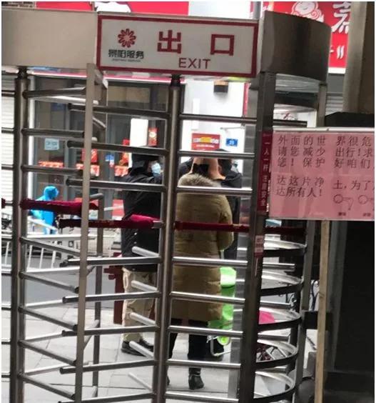 「严规之下⑦」测温情况咋样？记者探访60多个小区：严的下地库都查，个别的连测温枪都没有