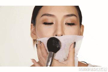 一不小心粉底蹭男友衣服上了，超尴尬！如何防止粉底被蹭？快进！