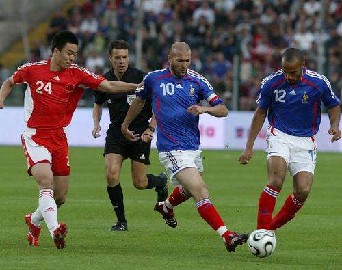 友谊赛-中国曾经战胜过的对手法国队7-1横扫乌克兰，吉鲁百场