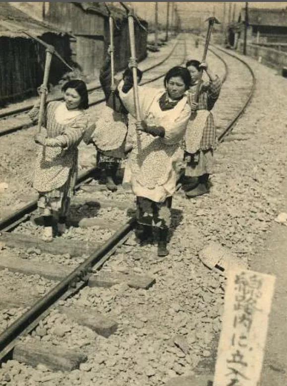 战火中的日本人有多惨？小学生都要当苦力