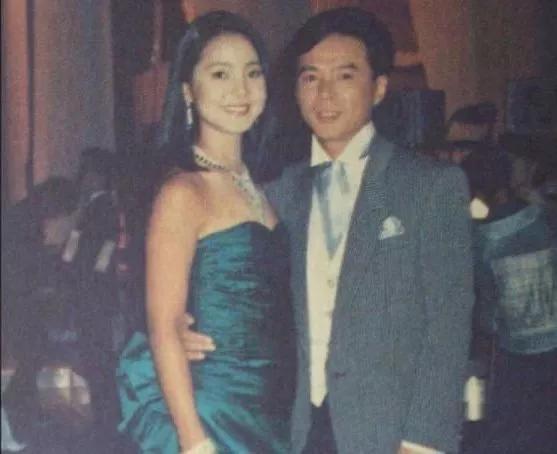 成龙献花邓丽君视频,邓丽君写给成龙的歌