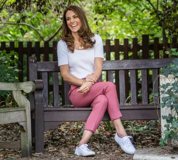 又好看又百搭的小白鞋,那些超好看的又百搭的小白鞋