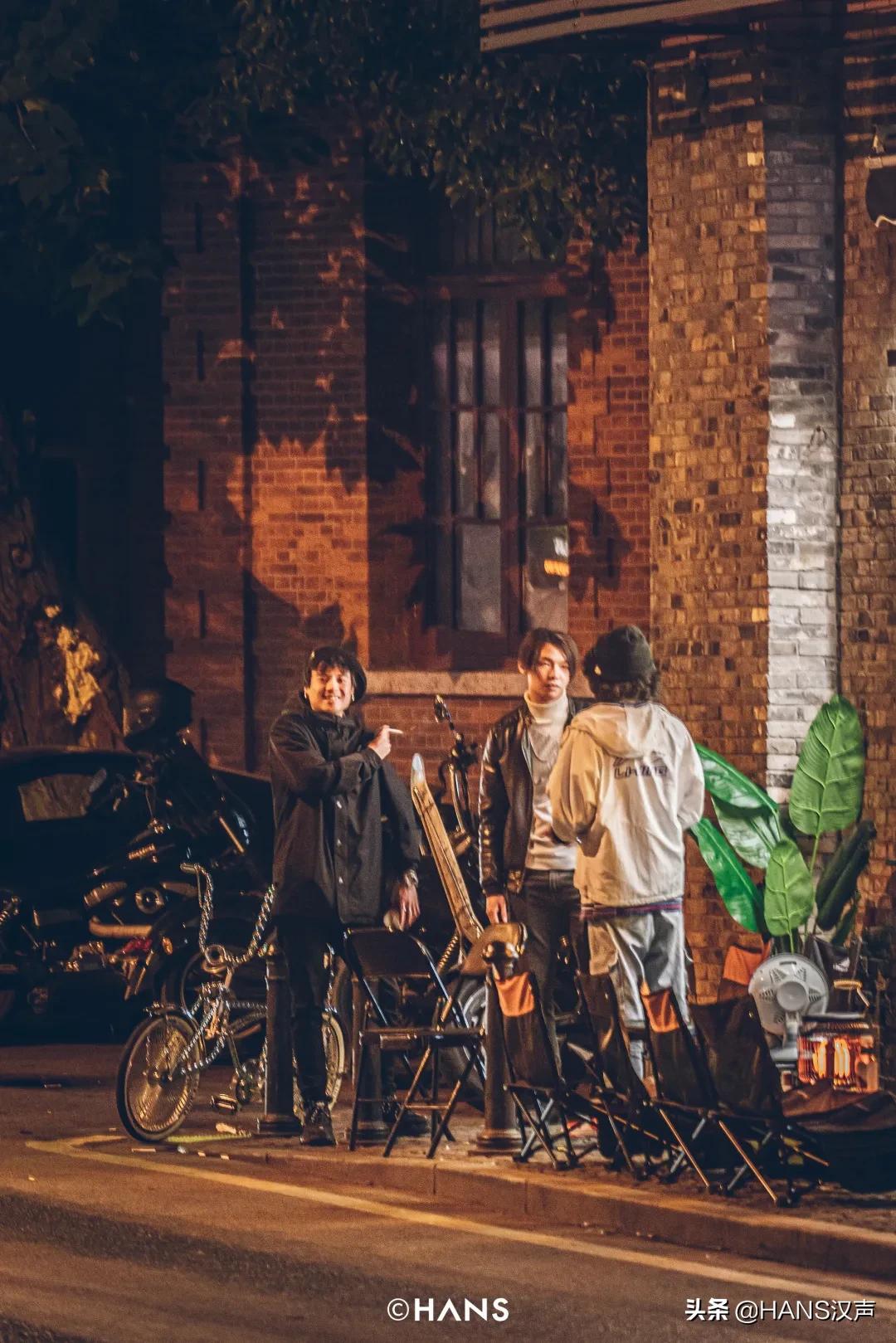 武汉神秘三角地，马路牙子上的通宵派对