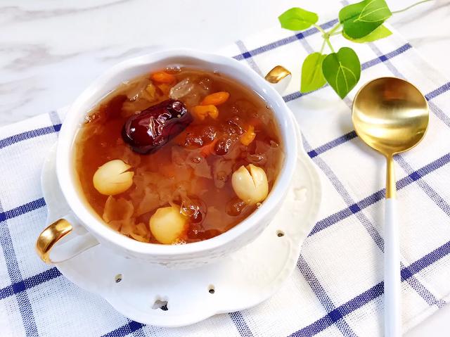 银耳羹怎么熬制好喝又营养,银耳桃胶皂角米银耳羹