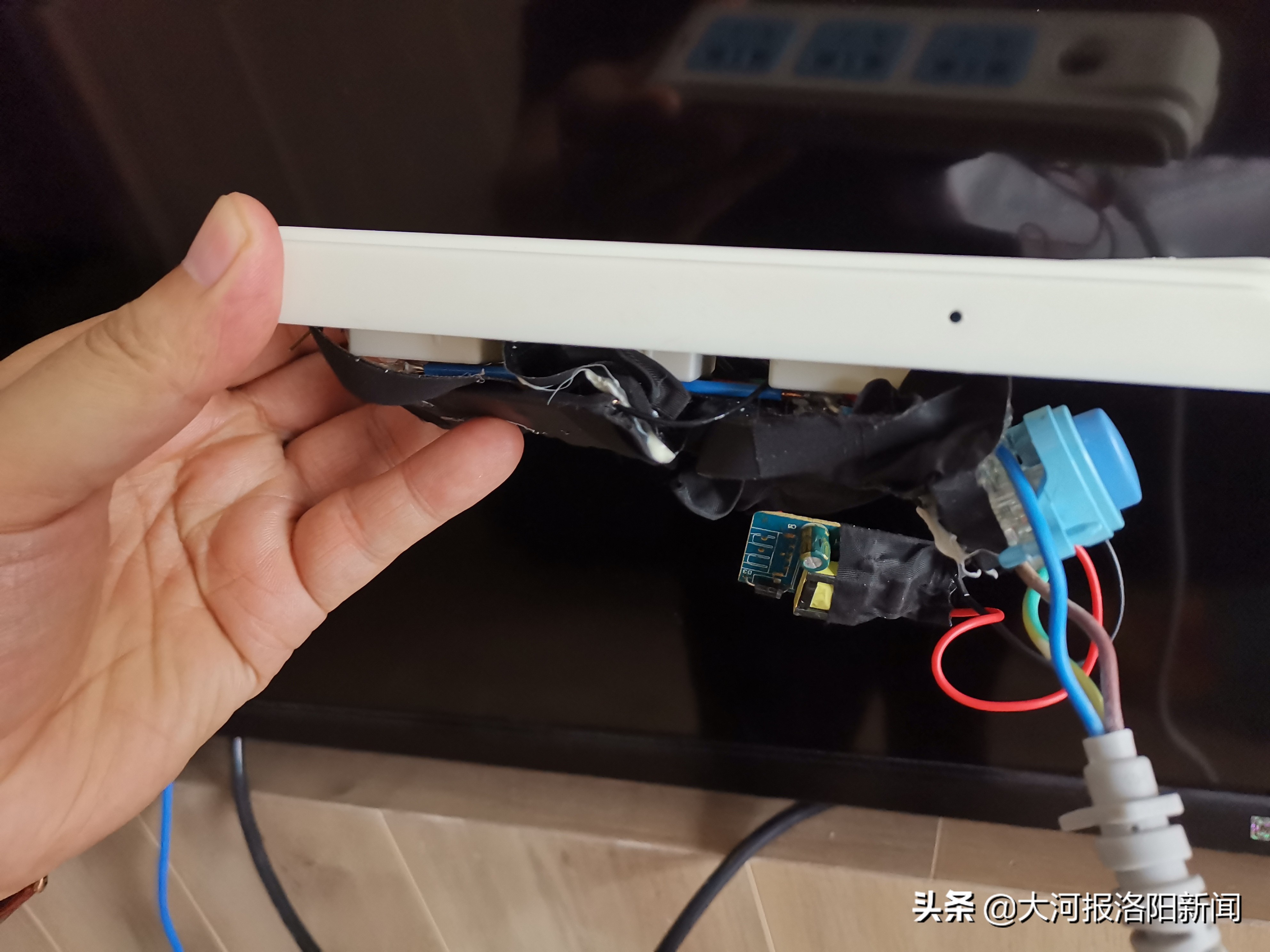 洛阳一酒店客房发现针孔摄像头，拆开后内有16G内存卡