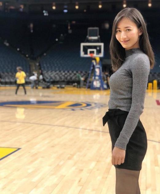 她是最美NBA记者，拥有“日本第一美臀”，坦言更喜欢强壮的黑人