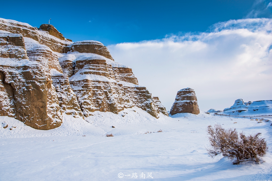 *疆新**克拉玛依有座魔鬼城,风过石缝像狼嚎,拍过电影获得奥斯卡