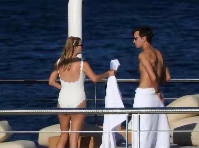 伊万卡秀身材,伊万卡海边秀身材