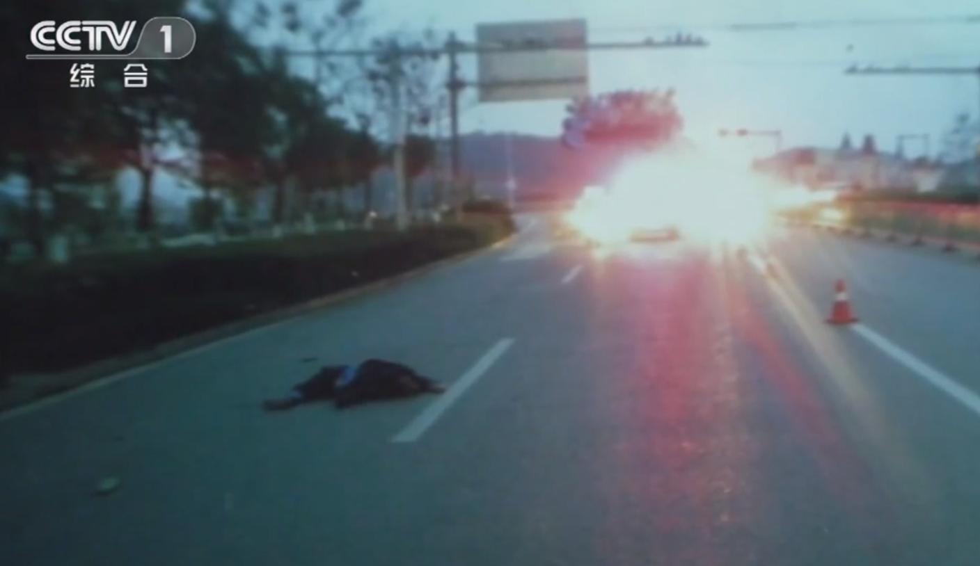 2014年浙江70岁老人过马路遭4车碾压丧命,四位司机责任天差地别