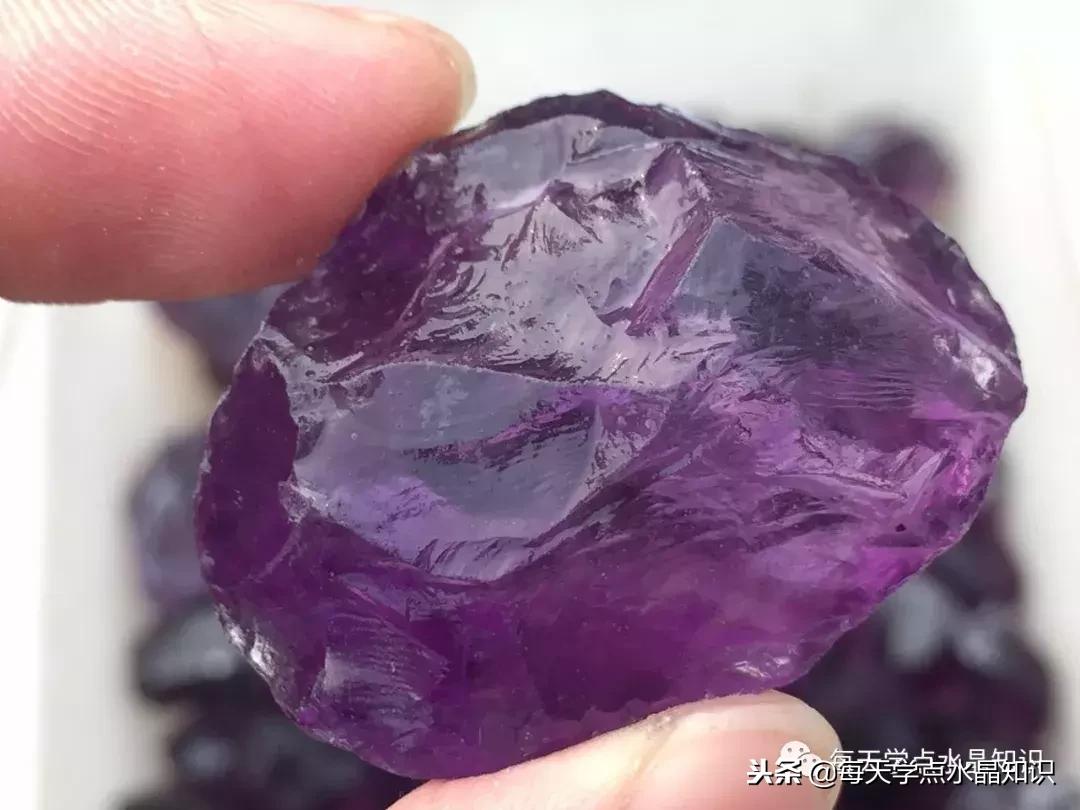 天蒙蒙亮赶个早市看一看天然水晶毛料市场